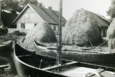 18 Boote vorm Haus.jpg