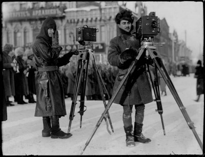 Дональд Томпсон (слева), фотограф еженедельника Leslie's, и капитан армии США Кингмор снимают парад в Екатеринбурге 9 декабря 1918 г. .jpg
