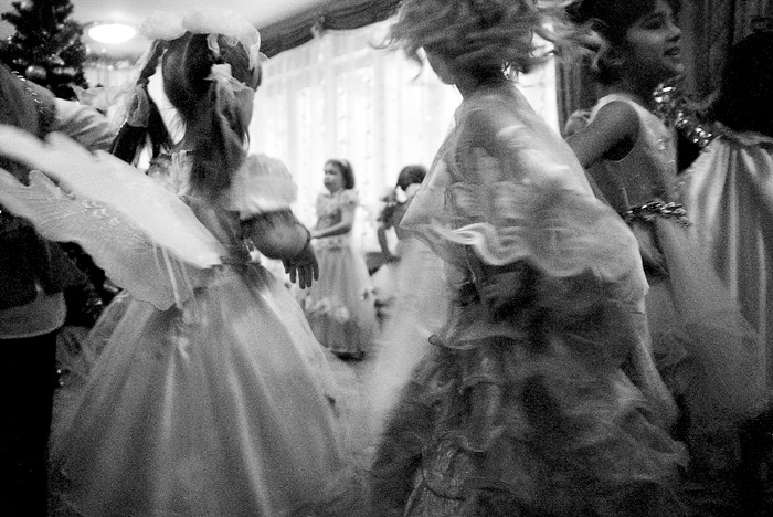 18997