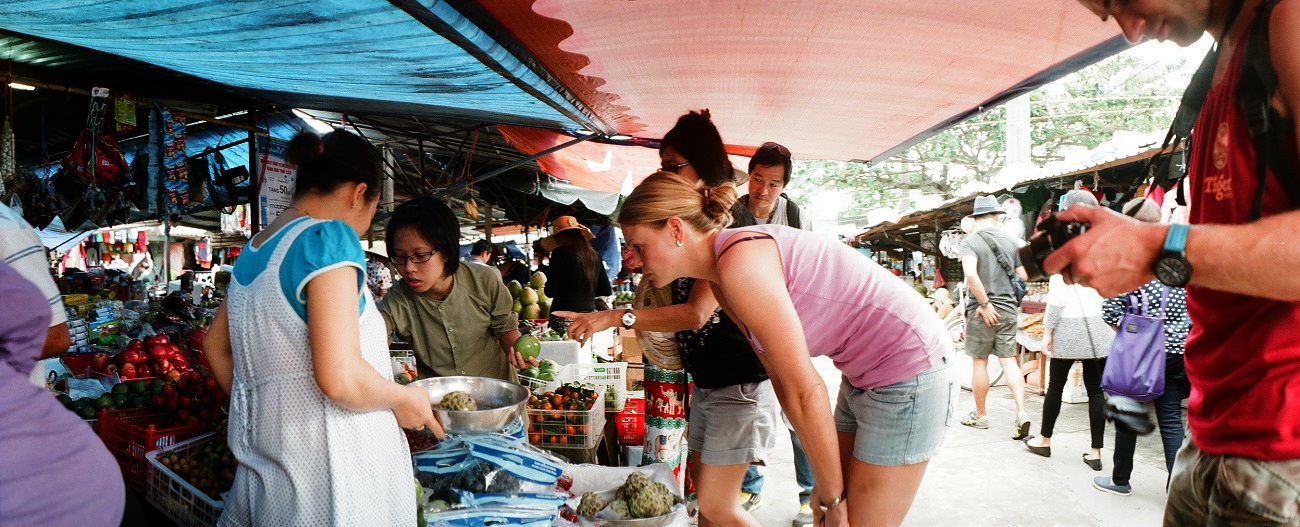 2014-02-09-Tourists-at-the-Mkt-pxlr