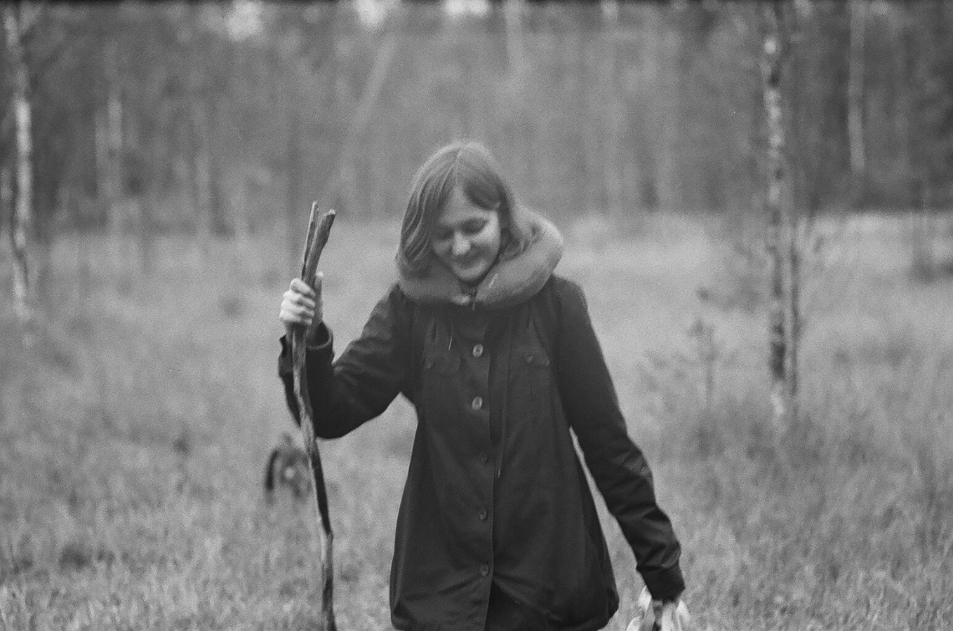 Люди на болоте на русском. Люди на болоте Автор. Девушка по пояс в болоте. Фотосессия в болоте школьник.